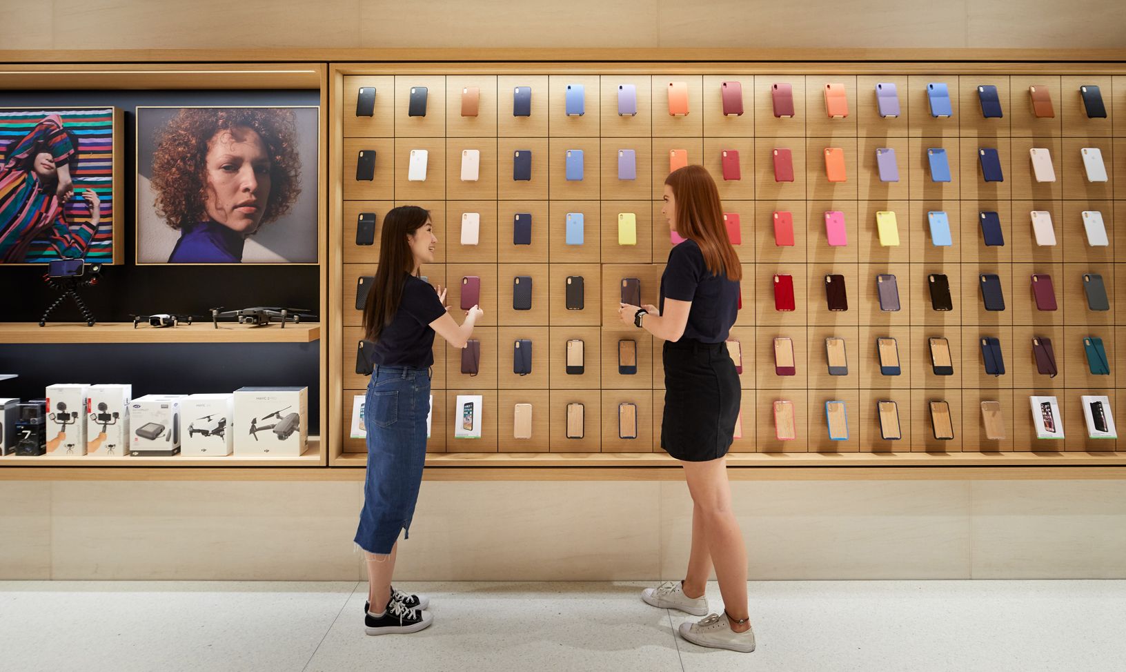 Apple-Marunouchi-opens-saturday-in-Tokyo-team-members-prep-store-090419