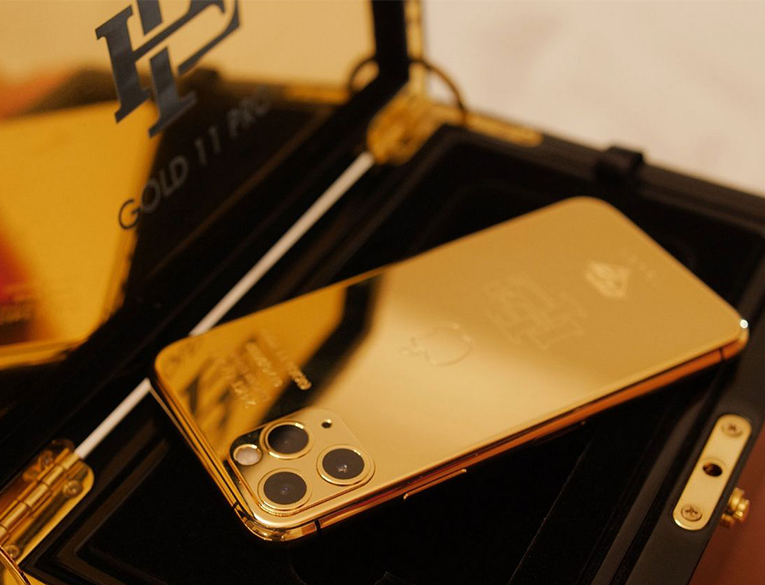 Roberto Escobar sells gold iPhone 11 Pro at a lower price